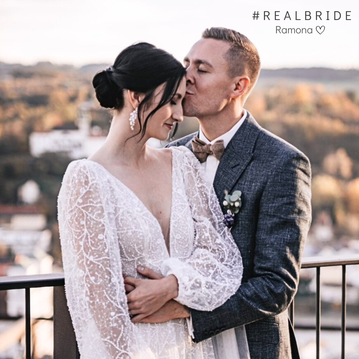 Real Bride Ramona trägt die Brautohrringe Anastasia mit veganen Perlen und Kristallen an ihrem Hochzeitstag