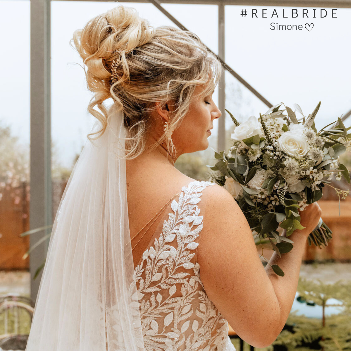Real Bride Simone trägt Braut Haarnadeln Lana und Ohrringe Lana mit ivoryfarbenen Blättern an ihrem Hochzeitstag