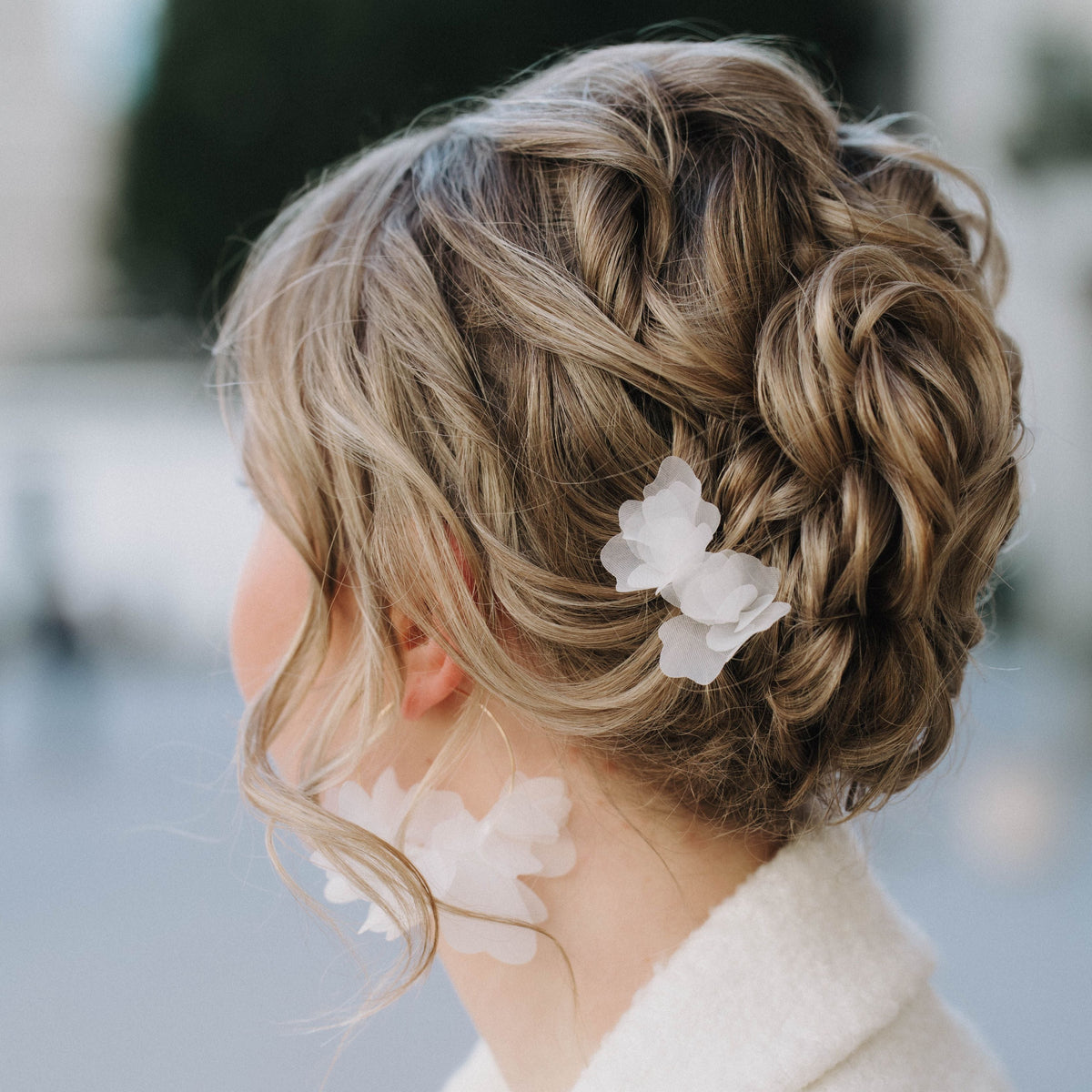 3er Set Braut Haarnadeln Flora in Silber mit weißen Stoffblüten und passenden Brautcreolen Flora, getragen von einem Model
