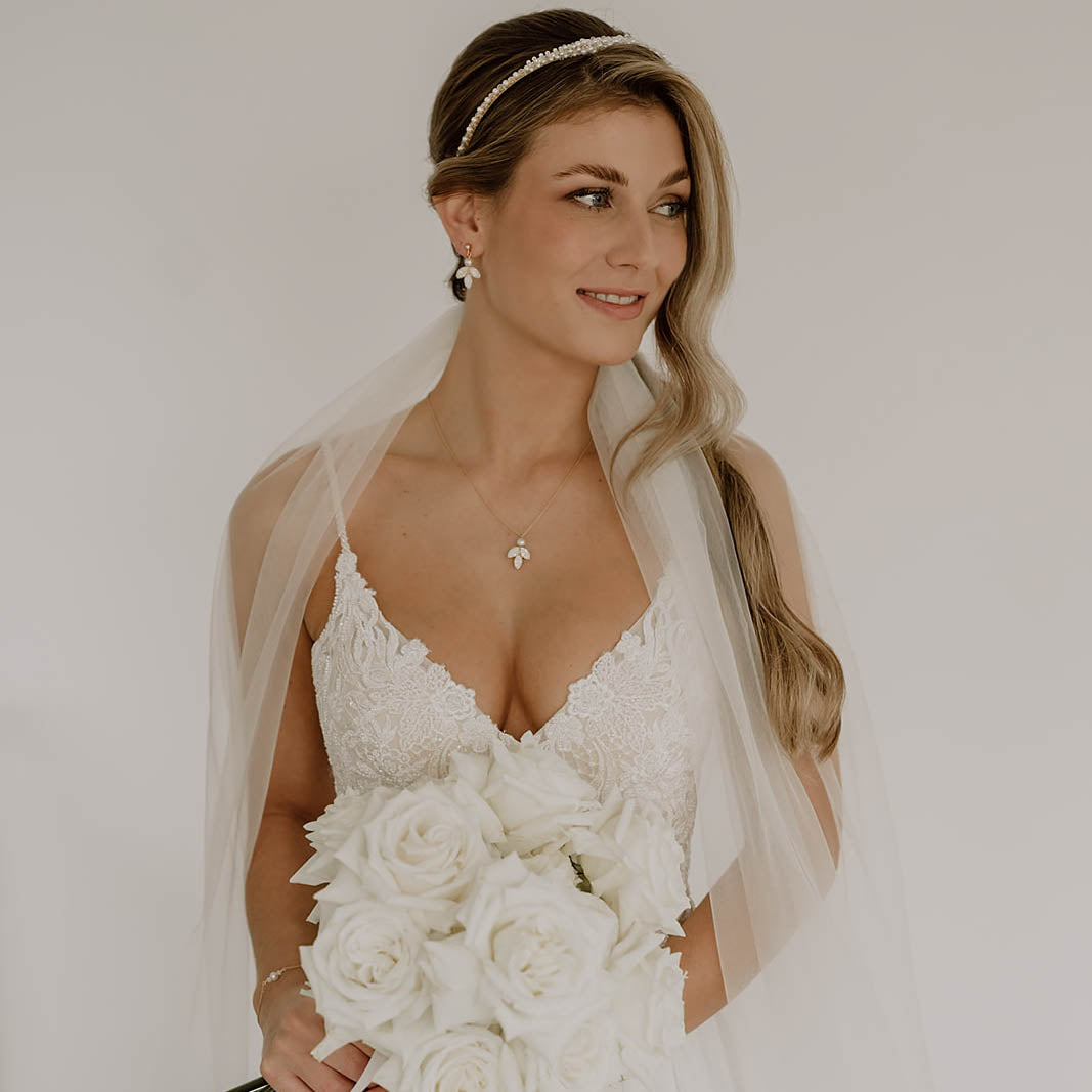 Braut Haarreif Lotte in Gold mit veganen Perlen und Kristallperlen mit passender Braut Halskette Kate, Braut Ohrringen Kate und Braut Armband Ari, getragen von einem Model