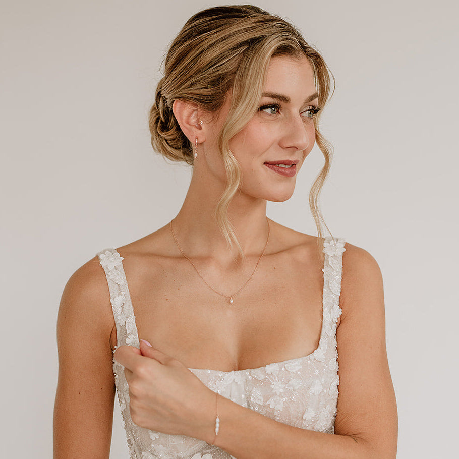 3-teiliges Brautschmuckset Amelie aus 925 Sterlingsilber 18K rosévergoldet – Creolen, Halskette und Armband mit echten Süßwasserperlen, am Model getragen