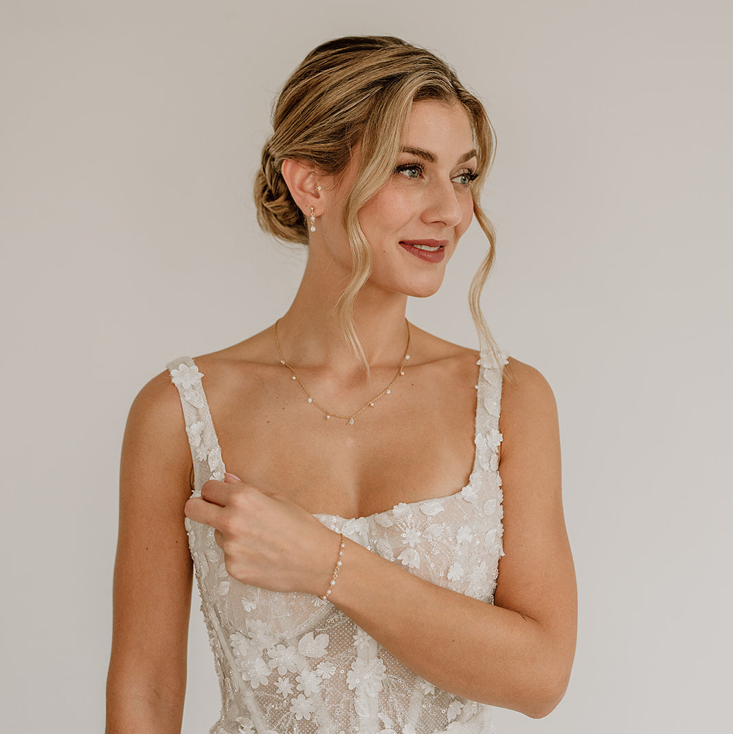 3-teiliges Brautschmuckset Amina aus 925 Sterlingsilber 18K vergoldet – Ohrringe, Halskette und Armband mit veganen Perlen und Kristallen im Wechsel, am Model