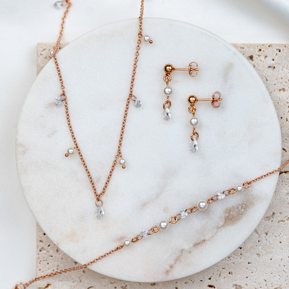 3-teiliges Brautschmuckset Amina aus 925 Sterlingsilber 18K rosévergoldet – Ohrringe, Halskette und Armband mit veganen Perlen und Kristallen im Wechsel, am Model