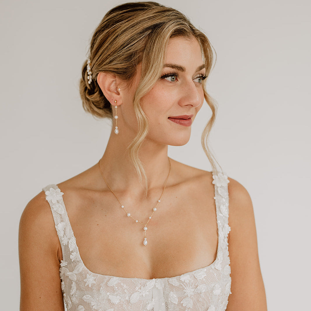 2-teiliges Brautschmuckset Joy aus 925 Sterlingsilber 18K vergoldet – Y-Halskette und hängende Ohrringe mit echten, unterschiedlich großen Süßwasserperlen, am Model getragen