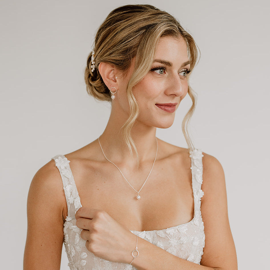 3-teiliges klassisches Brautschmuckset Toni aus 925 Sterlingsilber 18K rosévergoldet – Ohrringe und Halskette mit echten Süßwasserperlen, Armband mit rundem Element als Mittelteil ohne Perle, getragen vom Model