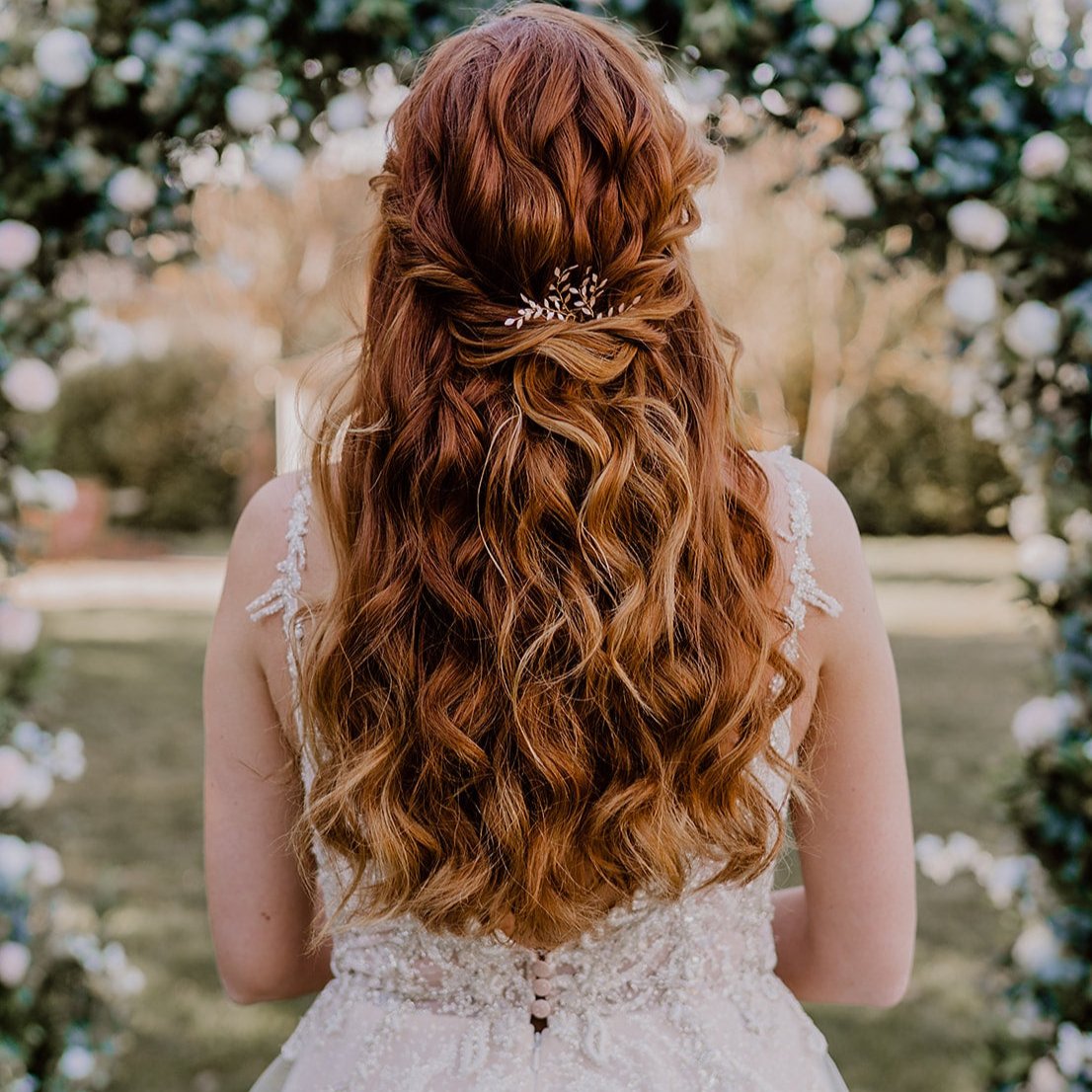 Real Bride trägt Braut Haarnadeln Lana mit ivoryfarbenen Blättern im Haar – romantischer Hochzeitslook