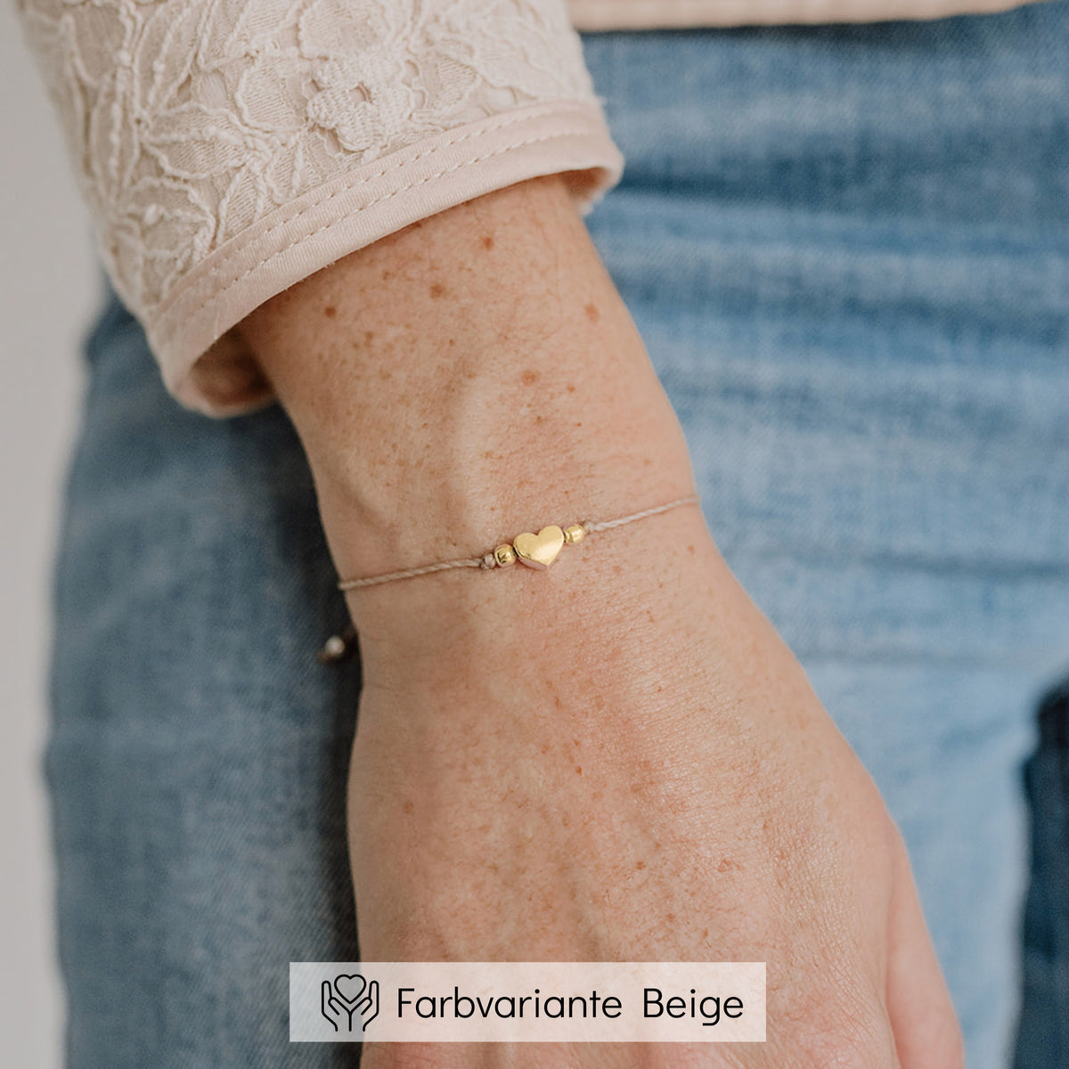 Trauzeugin Armband aus beigem Makramee-Band mit goldenem Herz-Bead, am Handgelenk getragen